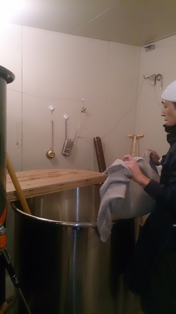 仙台市の地酒専門酒販店「青木商店」さんオリジナル純米吟醸の仕込み風景