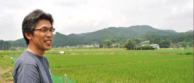 田んぼを見つめながら「合鴨農法を始めたきっかけ」を話す武田さん